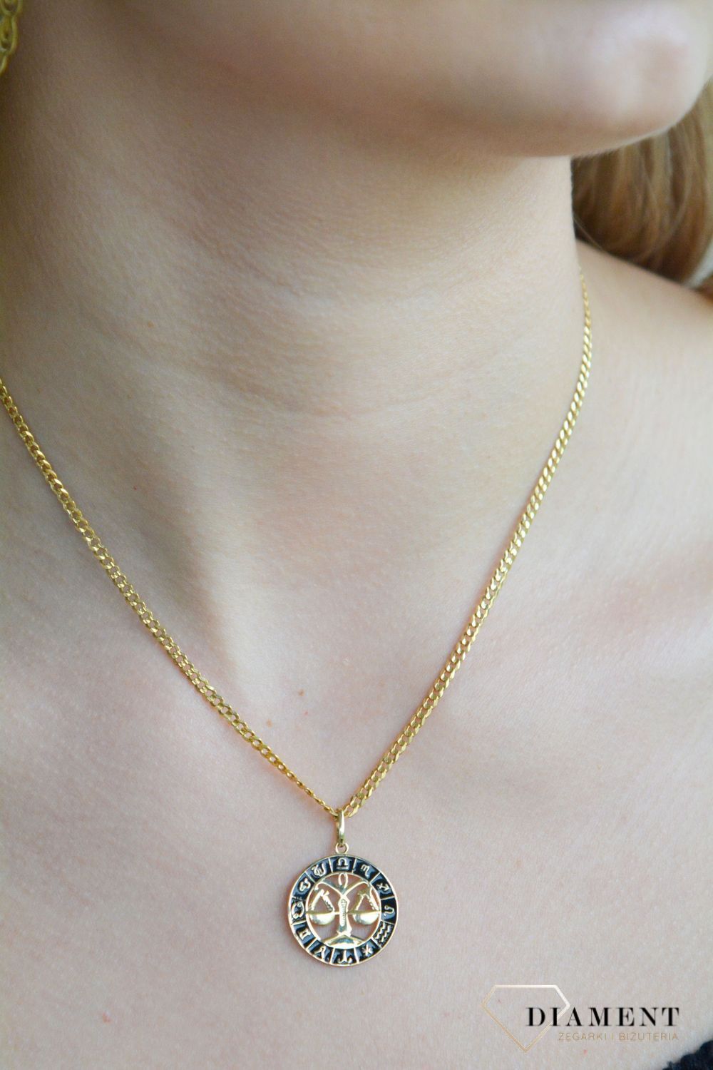 Złota zawieszka 585 znak zodiaku Waga z czarną emalią w kółku ZA 7310I.jpg